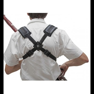 Alça de suporte preta para fagote usada nas costas de homem com camisa branca