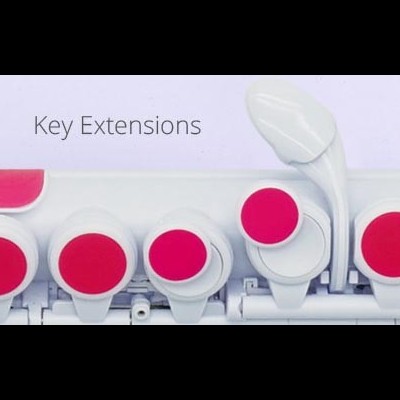 Extensão de teclas para instrumento musical em branco com parte superior vermelha e texto Key Extensions.