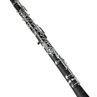 Clarinete preto com chaves metálicas prateadas