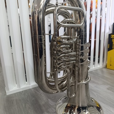 Tuba prateada com quatro válvulas