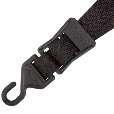 Correia preta ajustável com gancho em plástico e inscrições Nomad e Patagonia