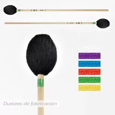 Baqueta com cabeça preta e cabo de madeira, com faixas coloridas indicando durezas