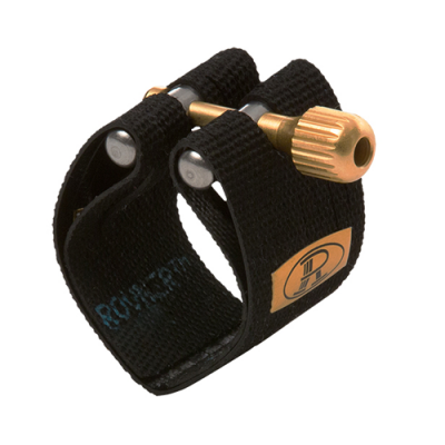 Abraçadeira preta para clarinete com peça metálica dourada e etiqueta com logotipo 'P'