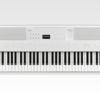 Piano digital branco com 61 teclas e painel central com botões e ecrã