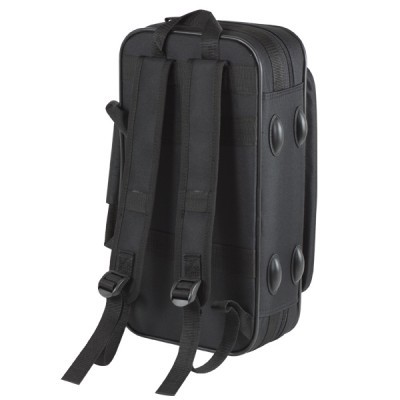 Mala preta mochila com alças ajustáveis sobre fundo branco