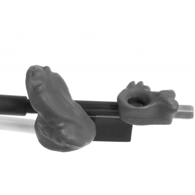 Estribo para arco de violino ou viola em borracha preta com texto gravado.