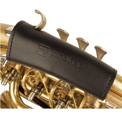 Trompete dourada com proteção de couro preta gravada