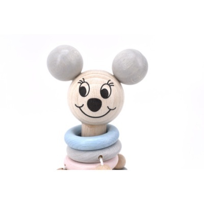 Brinquedo de madeira com cabeça sorridente e argolas coloridas.