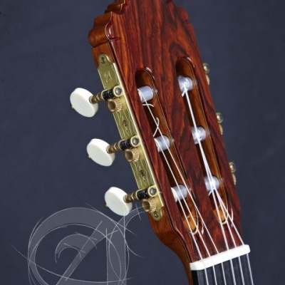 Cabeça de guitarra clássica com tarraxas douradas e botões brancos