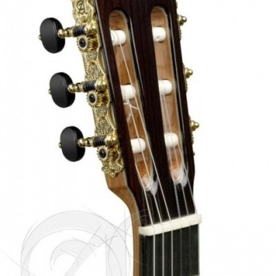 Cabeça de guitarra clássica em madeira escura com tarraxas douradas e letra A