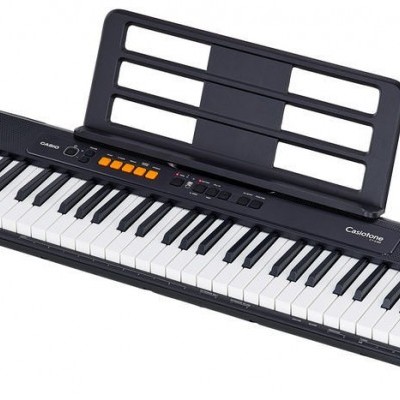 Teclado musical preto com 49 teclas e suporte para partituras