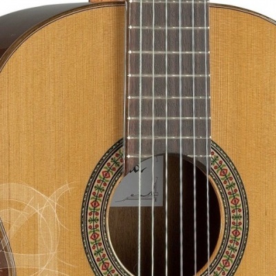 Guitarra clássica de madeira clara com padrão decorativo colorido e cordas metálicas