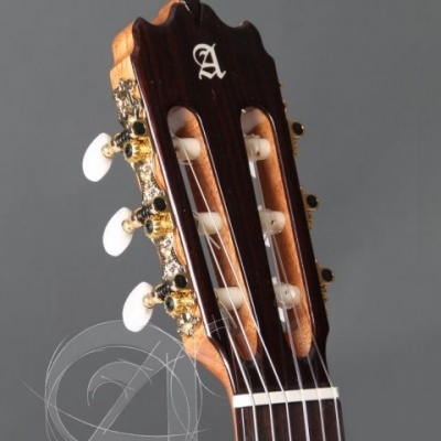 Cabeça de guitarra clássica em madeira verniz escuro com logo 'A'