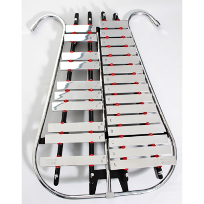 Xilofone metálico com estrutura cromada e letras nas lâminas.