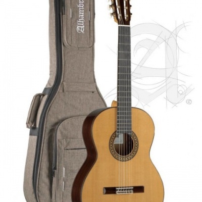 Guitarra clássica de madeira clara com estojo cinza e texto Wambrac