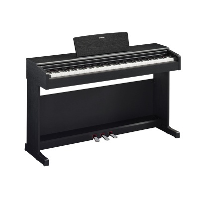 Piano digital Yamaha preto com pedestal e três pedais