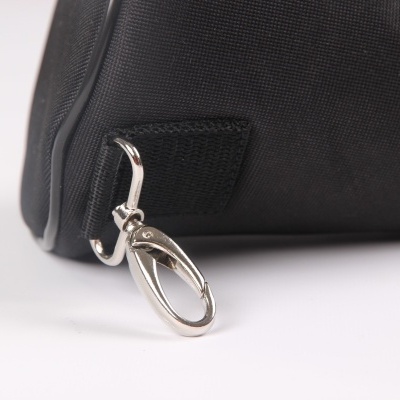 Fecho metálico prateado ligado a bolso em tecido preto