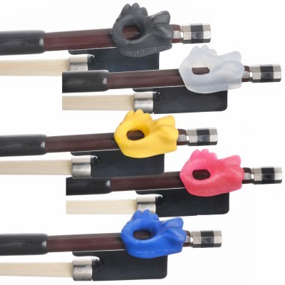 Protetores de dedos coloridos em arcos de violino