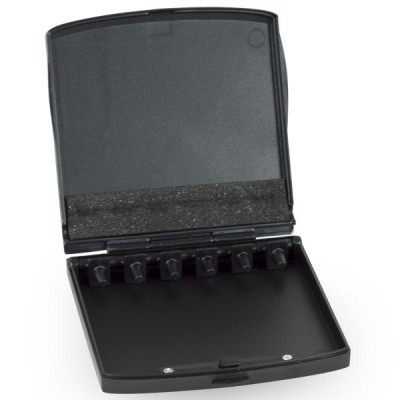 caixa preta em plástico rígido com tampa e seis suportes internos