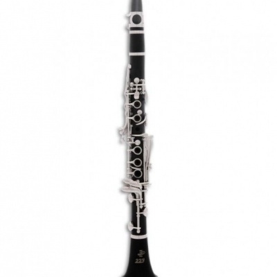 Clarinete preto com chaves prateadas num fundo branco