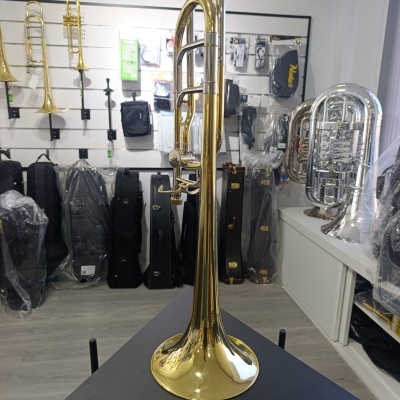 Trompete dourado brilhante numa loja de instrumentos musicais
