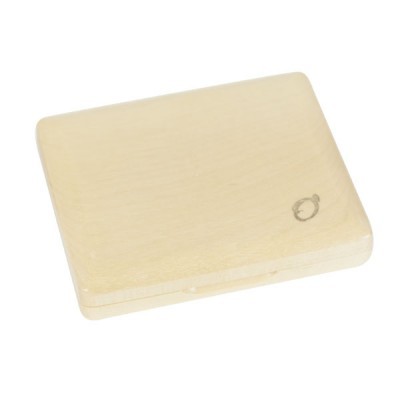 caixa quadrada de madeira clara com símbolo circular gravado