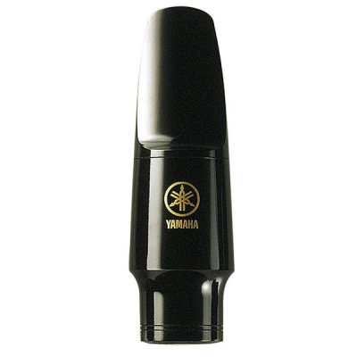 Bocal preto para instrumento de sopro Yamaha com logotipo dourado.