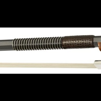 Arco para violino com empunhadura preta e cabo em madeira castanha com texto ARCUS P-6