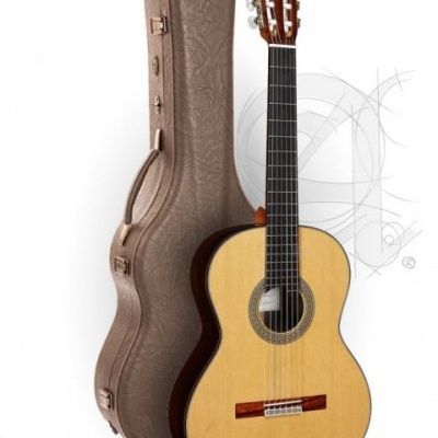 Violão clássico de madeira com estojo rígido castanho