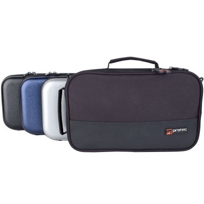 Quatro malas de viagem rígidas em preto, azul escuro, prateado e preto com tecido, com alça e logo PROTEC