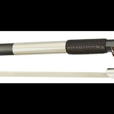 Arco para contrabaixo em madeira escura com fivelas metálicas prateadas