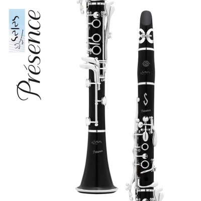 Clarinete preto com chaves prateadas e texto Presence