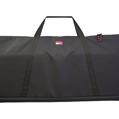 Bolsa preta com alças e etiqueta vermelha BASSMA