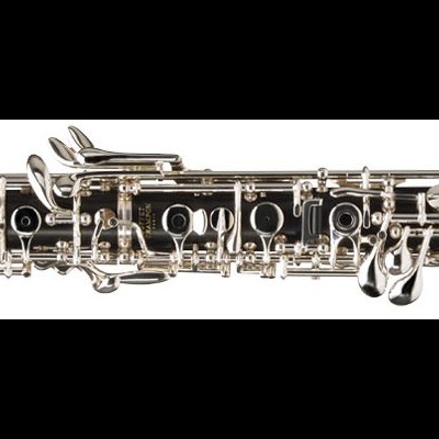 Clarinete preto com metal prateado sobre fundo branco