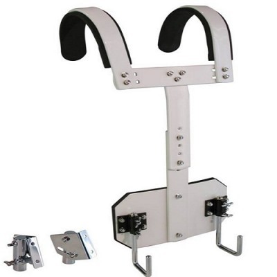 Suporte branco para mochila ou capacete em metal com espuma preta e ganchos, com acessórios metálicos