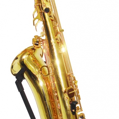 Saxofone tenor dourado em suporte preto tripé