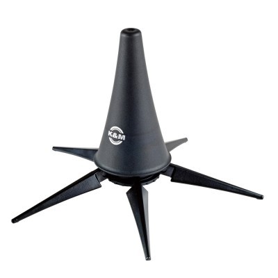 Suporte preto para instrumento musical com base de cinco pernas e logo K&M
