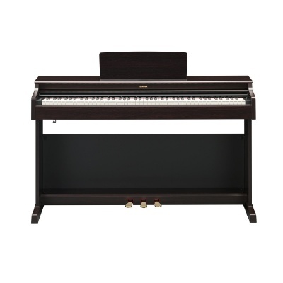Piano digital Yamaha de madeira escura com 88 teclas e três pedais