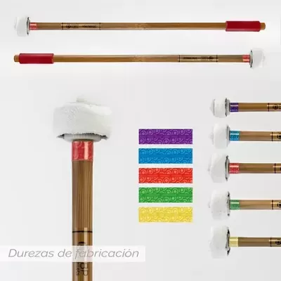 Varas de bambu com pontas de feltro coloridas e etiquetas, texto Durezas de fabricación