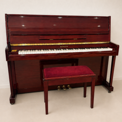 Piano vertical SAMICK em madeira escura brilhante com banco estofado vermelho
