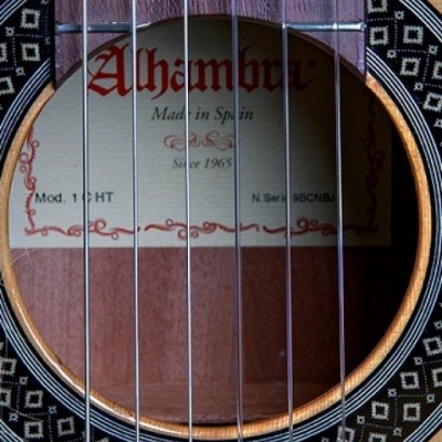 Guitarra acústica com etiqueta Alhambra dentro da caixa de ressonância