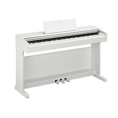 Piano digital branco com 88 teclas e três pedais em fundo branco
