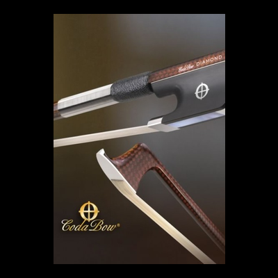 Arco para violino em madeira marrom com padrão tipo fibra e detalhes em preto, texto 'CodaBow DIAMOND' e logo amarelo