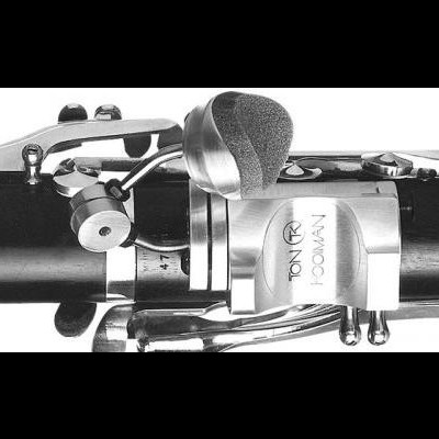 Parte de um clarinete preto com peças metálicas e acessório de espuma