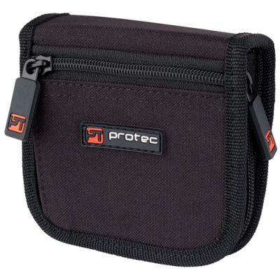 Bolsa pequena preta com fechos de correr e etiqueta 'protec'