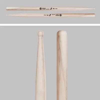 Duas baquetas para bateria em madeira clara com texto impresso