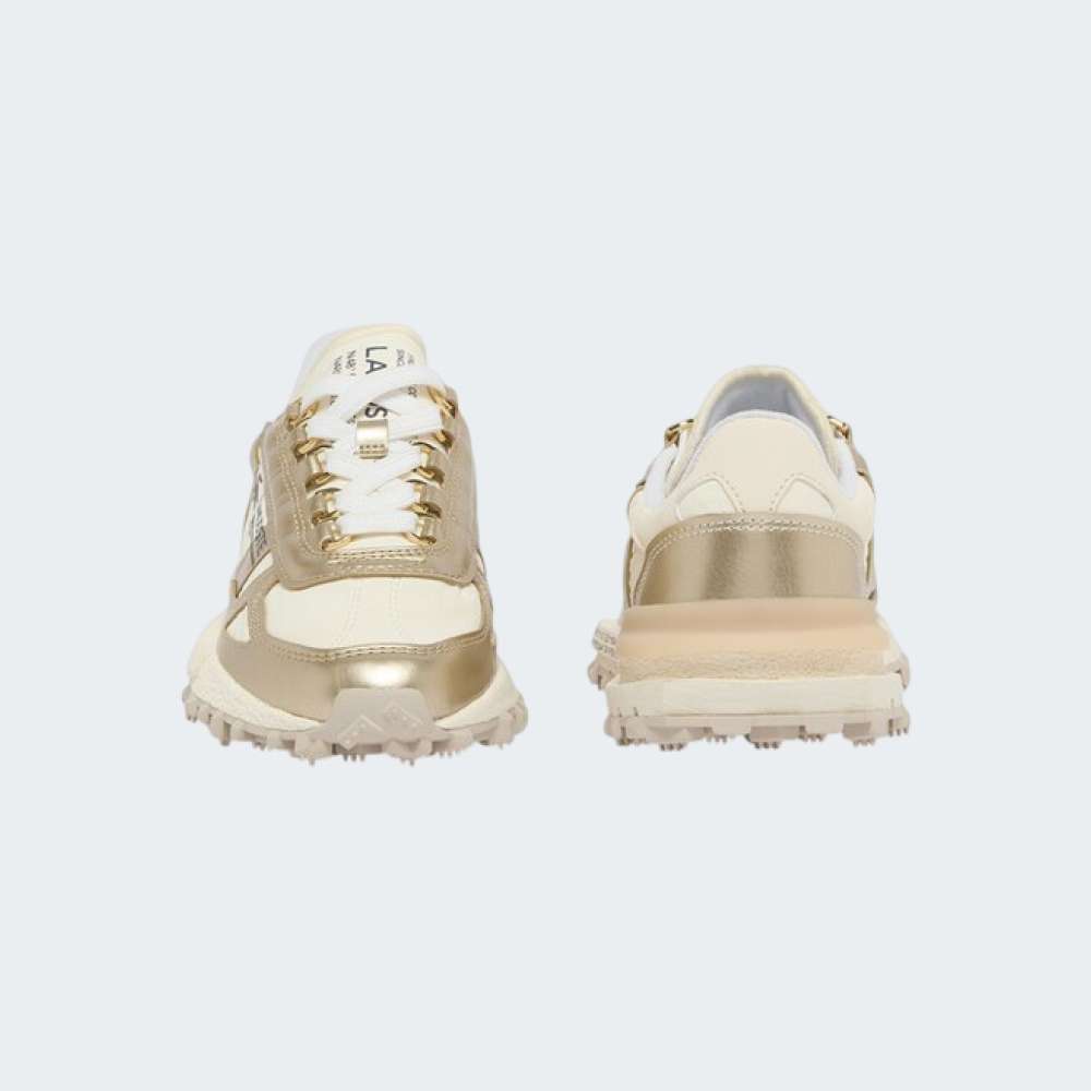 Sapatilha Lacoste Elite Active Ténis esportivos creme e dourados vistos de frente e de trás