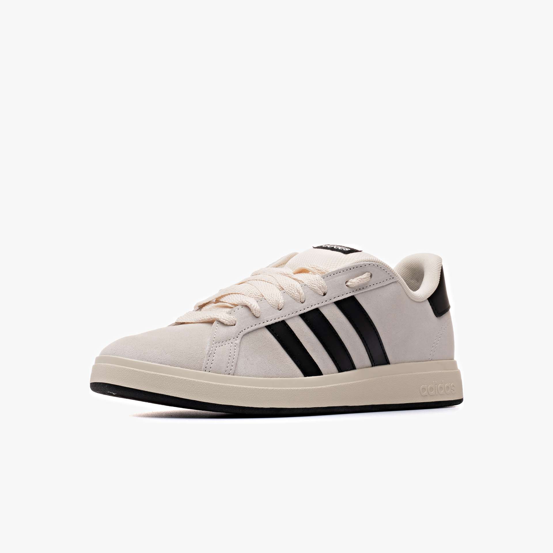 Sapatilhas Adidas Grand Court 00s Ténis Adidas bege com riscas negras e sola branca.