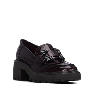 MOCASSIM DE SENHORA XTI EM VERNIZ C/APLICAÇÃO sapato feminino bordô de verniz com salto grosso e fivela preta