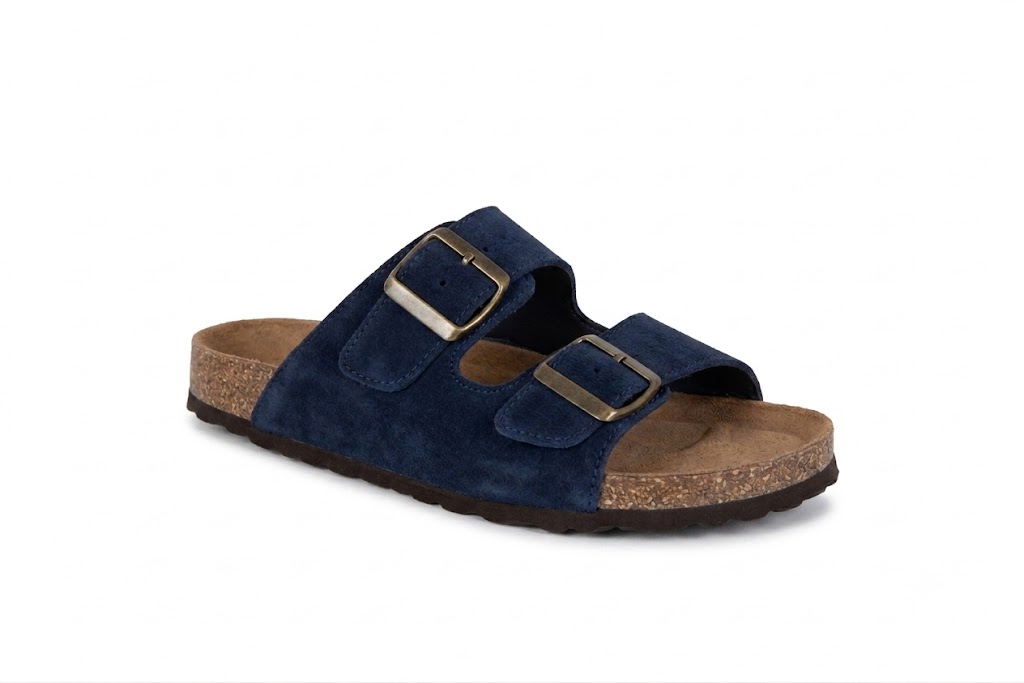 Chinelo Anatómico em Pele Camurça Sacchi Sandália chinelo azul com tiras de camurça e fivelas metálicas